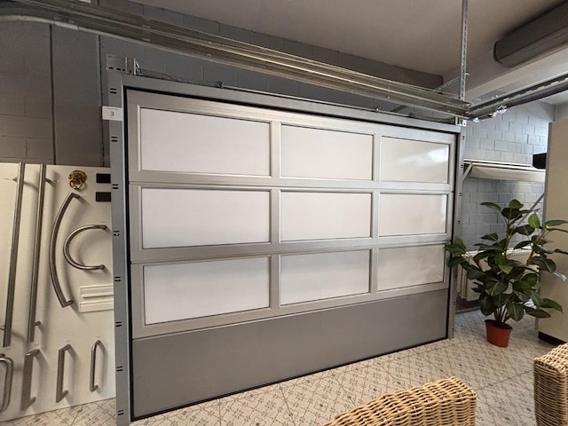 1 automatische stalen sectionaal poort adk met glazen panelen - afbeelding 1 van  3