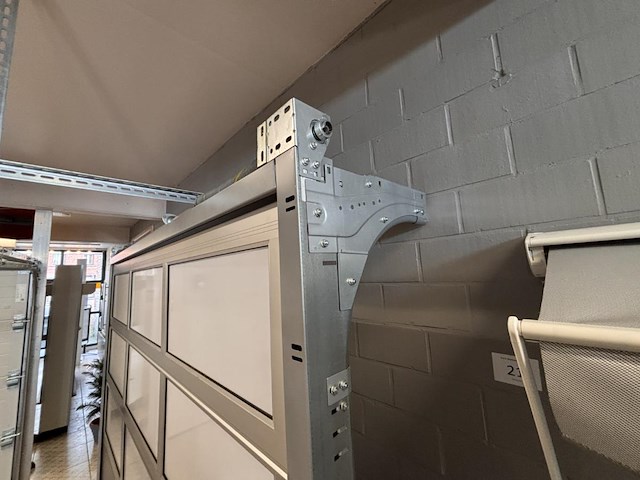 1 automatische stalen sectionaal poort adk met glazen panelen - afbeelding 2 van  3