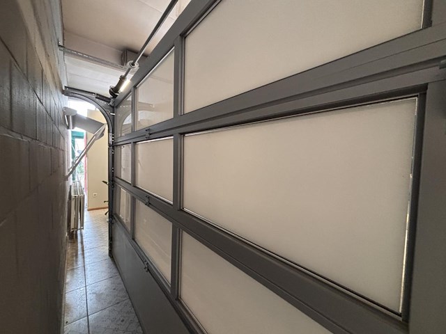 1 automatische stalen sectionaal poort adk met glazen panelen - afbeelding 3 van  3