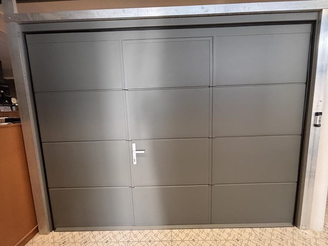 1 automatische stalen sectionaal poort adk - afbeelding 1 van  10