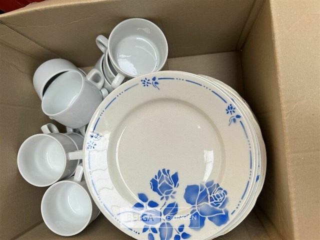 1 bak + 3 dozen glaswerk en borden/tassen/schotels - afbeelding 2 van  6