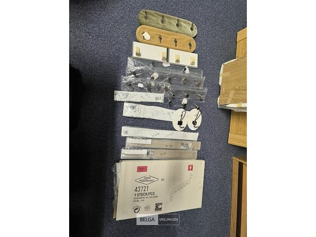 1 bak diverse kapstokken - afbeelding 2 van  3