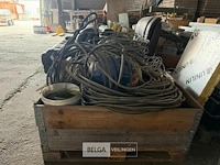 1 bak met restanten kabels - afbeelding 1 van  4