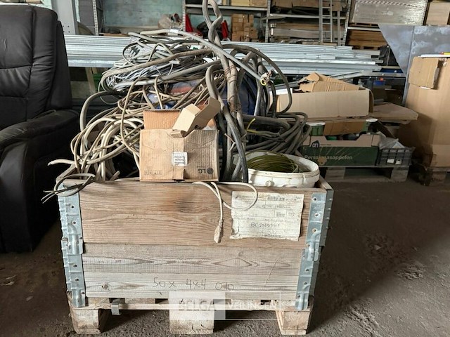 1 bak met restanten kabels - afbeelding 2 van  4