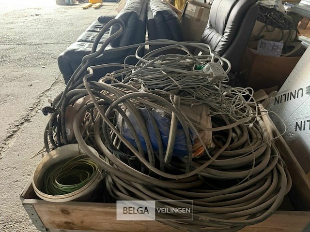 1 bak met restanten kabels - afbeelding 4 van  4