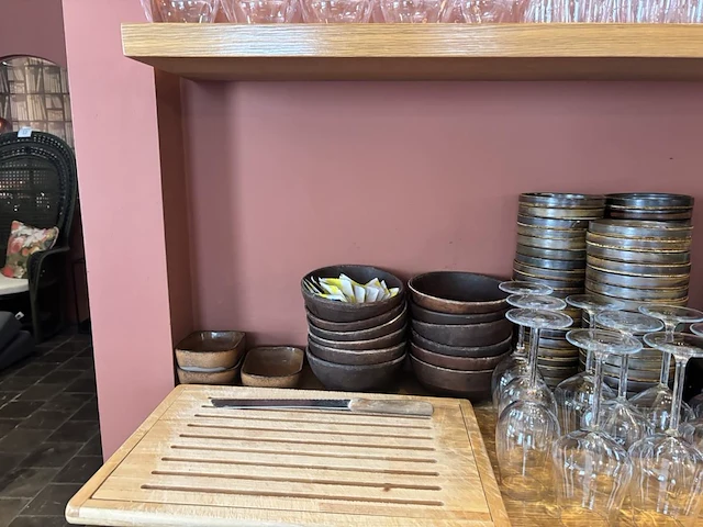 1 buffetkast met inhoud - afbeelding 4 van  7