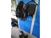 1 damesbikerset (helm, handschoenen, jas, broek)