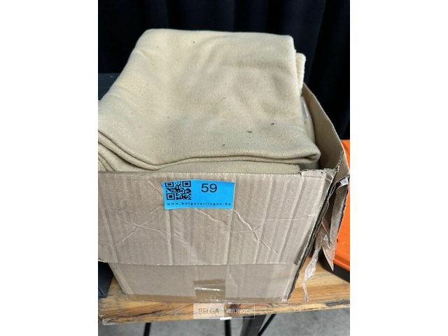 1 doos met dekens - afbeelding 1 van  2