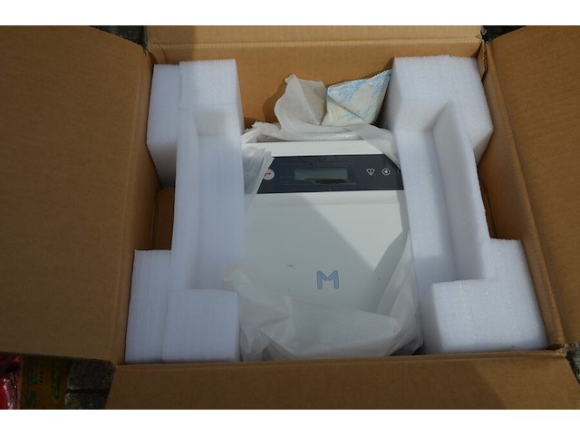 1 doos met nieuwe zonnepanelen inverter goodwee - afbeelding 1 van  6