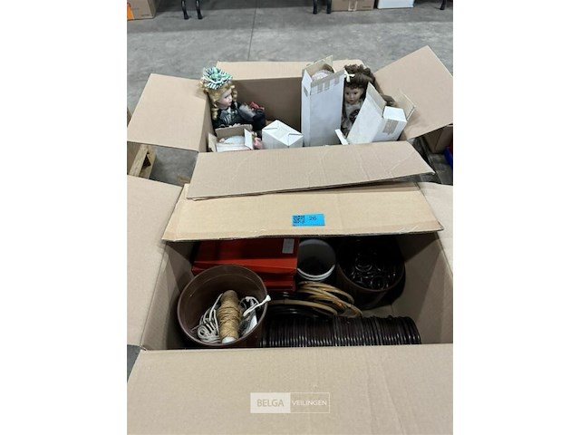 1 doos met speelgoed & 1 doos met poppen - afbeelding 1 van  4