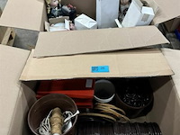 1 doos met speelgoed & 1 doos met poppen