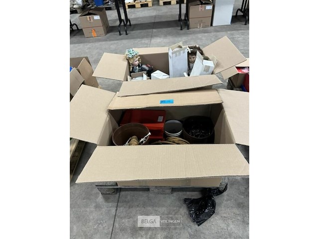 1 doos met speelgoed & 1 doos met poppen - afbeelding 2 van  4