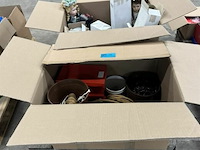 1 doos met speelgoed & 1 doos met poppen - afbeelding 2 van  4