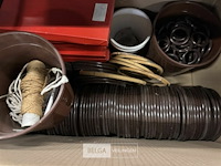 1 doos met speelgoed & 1 doos met poppen - afbeelding 3 van  4