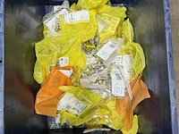 1 doos sanitaire onderdelen - afbeelding 1 van  8