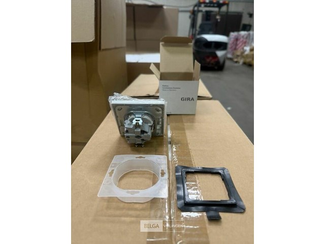 1 doos stopcontact gira - afbeelding 1 van  3