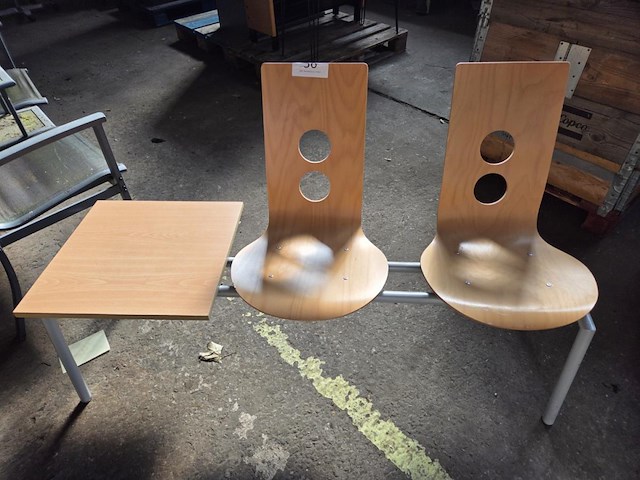 1 dubbel wachtzaal stoeltje met tafeltje - afbeelding 1 van  3