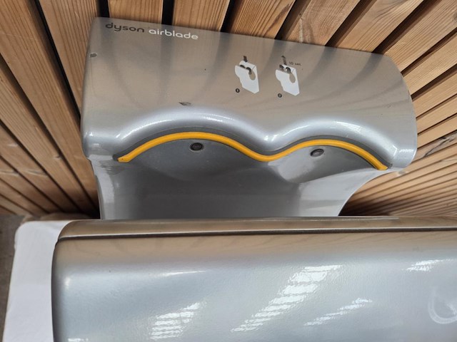 1 dyson airblade - afbeelding 5 van  8