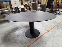 1 eetkamertafel met keramisch blad, organische vorm steely - afbeelding 1 van  5