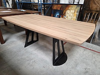 1 eikenhouten eetkamertafel met metalen onderstal bryan - afbeelding 1 van  8
