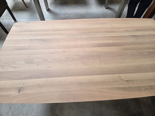 1 eikenhouten eetkamertafel met metalen onderstal bryan - afbeelding 4 van  8