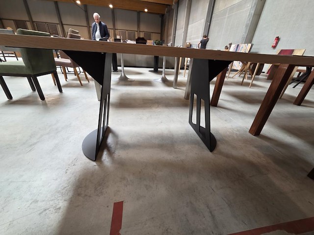 1 eikenhouten eetkamertafel met metalen onderstal bryan - afbeelding 6 van  8