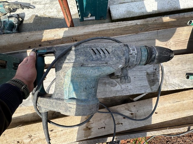 1 elektrische sloophamer makita hm1203c - afbeelding 3 van  3