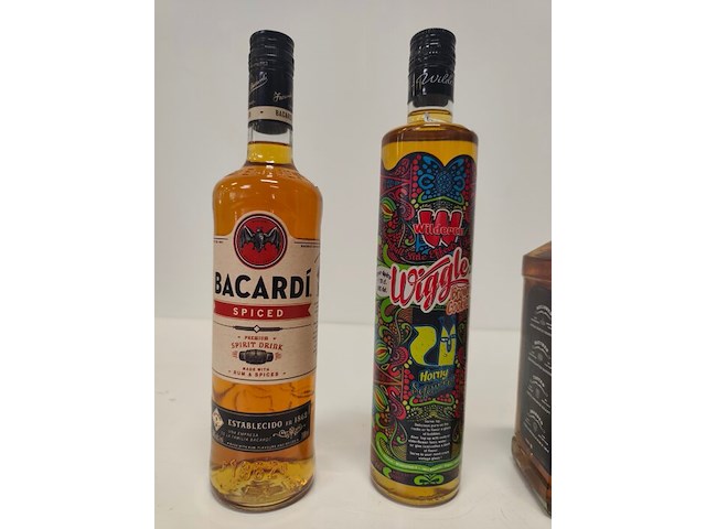 1 fles baccardi spiced rum, 1 fles wilderen wiggle likeur, 1 fles jack daniels 1l, 1 fles jack daniels tennessee honey likeur 1l - afbeelding 2 van  6