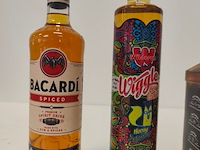 1 fles baccardi spiced rum, 1 fles wilderen wiggle likeur, 1 fles jack daniels 1l, 1 fles jack daniels tennessee honey likeur 1l - afbeelding 2 van  6