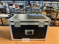 1 flightcase (muurprojector)