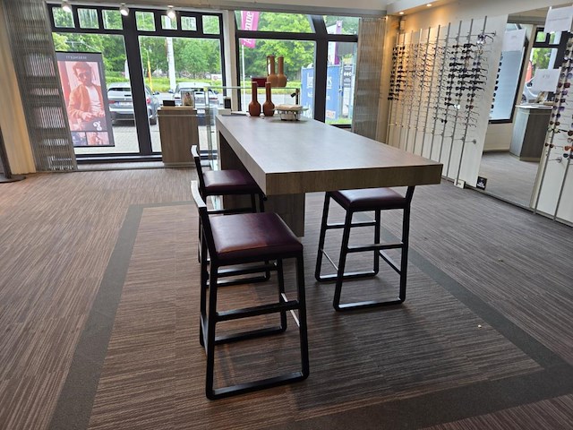 1 formicahouten presentatietafel met glazen open kast met verlichting - afbeelding 1 van  9