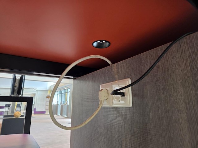 1 formicahouten presentatietafel met glazen open kast met verlichting - afbeelding 3 van  9