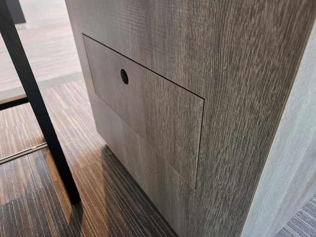 1 formicahouten presentatietafel met glazen open kast met verlichting - afbeelding 4 van  9
