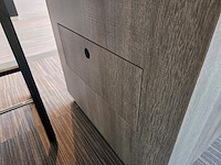 1 formicahouten presentatietafel met glazen open kast met verlichting - afbeelding 4 van  9