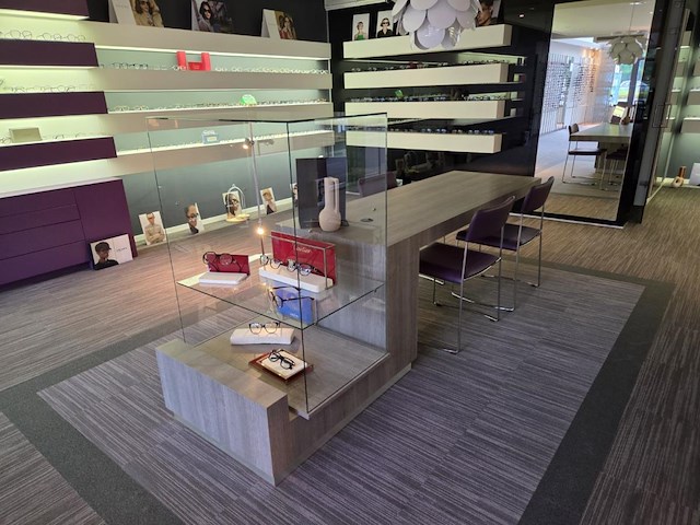 1 formicahouten presentatietafel met glazen open kast met verlichting - afbeelding 1 van  11