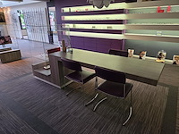 1 formicahouten presentatietafel met glazen open kast met verlichting - afbeelding 2 van  11