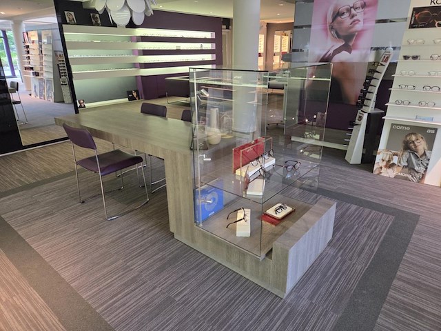 1 formicahouten presentatietafel met glazen open kast met verlichting - afbeelding 4 van  11