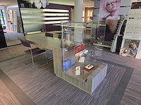 1 formicahouten presentatietafel met glazen open kast met verlichting - afbeelding 4 van  11