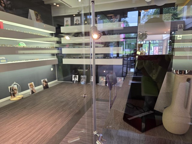 1 formicahouten presentatietafel met glazen open kast met verlichting - afbeelding 5 van  11