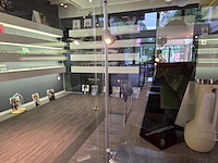 1 formicahouten presentatietafel met glazen open kast met verlichting - afbeelding 5 van  11