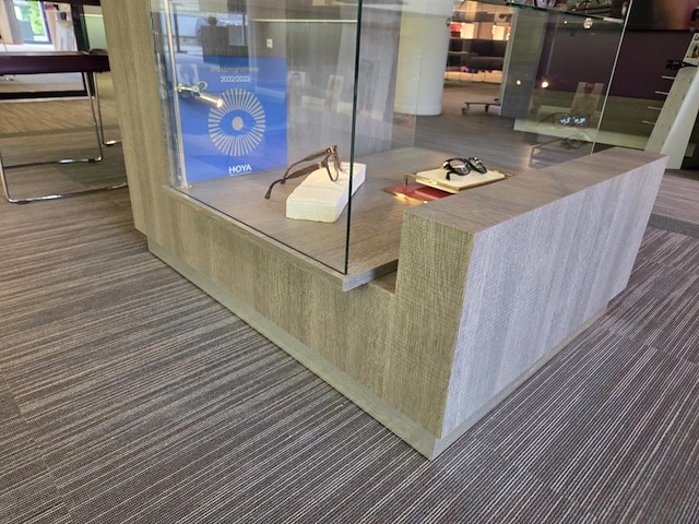 1 formicahouten presentatietafel met glazen open kast met verlichting - afbeelding 6 van  11