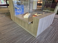 1 formicahouten presentatietafel met glazen open kast met verlichting - afbeelding 6 van  11