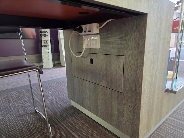 1 formicahouten presentatietafel met glazen open kast met verlichting - afbeelding 7 van  11