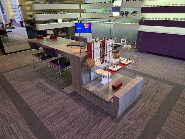 1 formicahouten presentatietafel met glazen open kast met verlichting - afbeelding 1 van  11