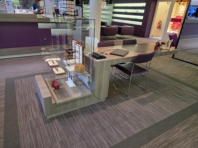 1 formicahouten presentatietafel met glazen open kast met verlichting - afbeelding 3 van  11