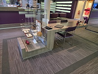 1 formicahouten presentatietafel met glazen open kast met verlichting - afbeelding 3 van  11