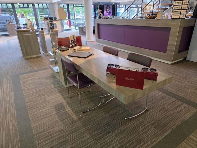 1 formicahouten presentatietafel met glazen open kast met verlichting - afbeelding 4 van  11