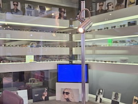1 formicahouten presentatietafel met glazen open kast met verlichting - afbeelding 5 van  11
