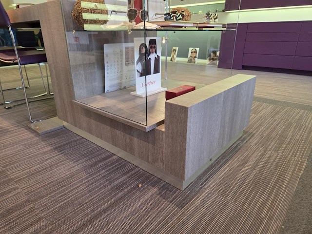 1 formicahouten presentatietafel met glazen open kast met verlichting - afbeelding 6 van  11