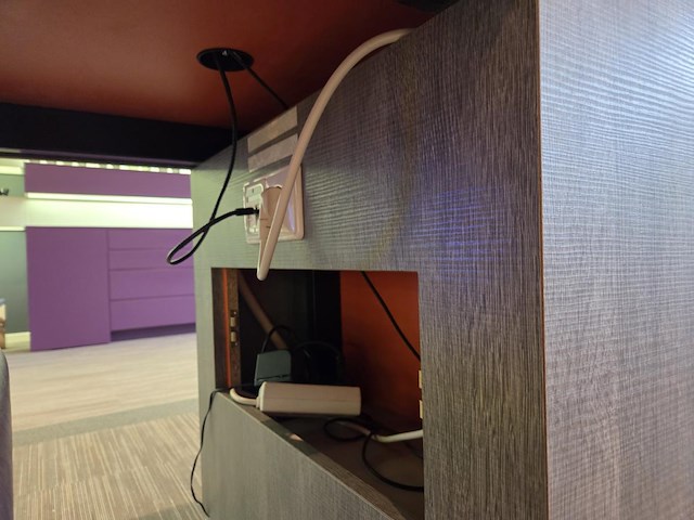1 formicahouten presentatietafel met glazen open kast met verlichting - afbeelding 7 van  11